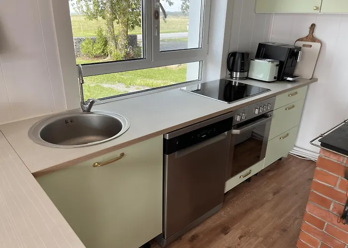 Seaside Retreat With Hot Tub,sauna, Pool & Bbq Vikendica