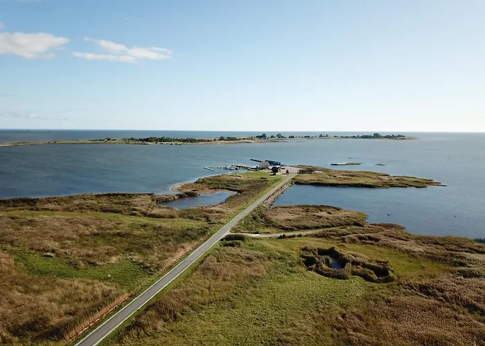 Seaside Retreat With Hot Tub,sauna, Pool & Bbq Vikendica